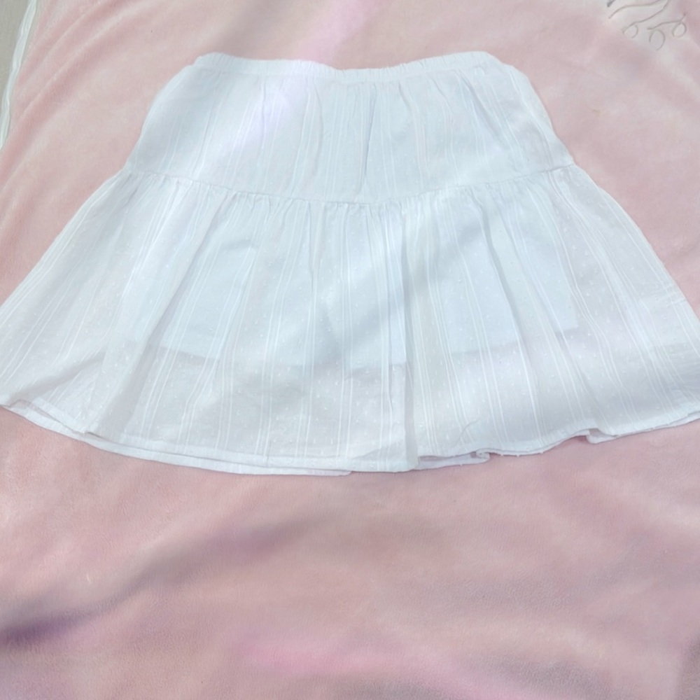 Detailed white skirt
